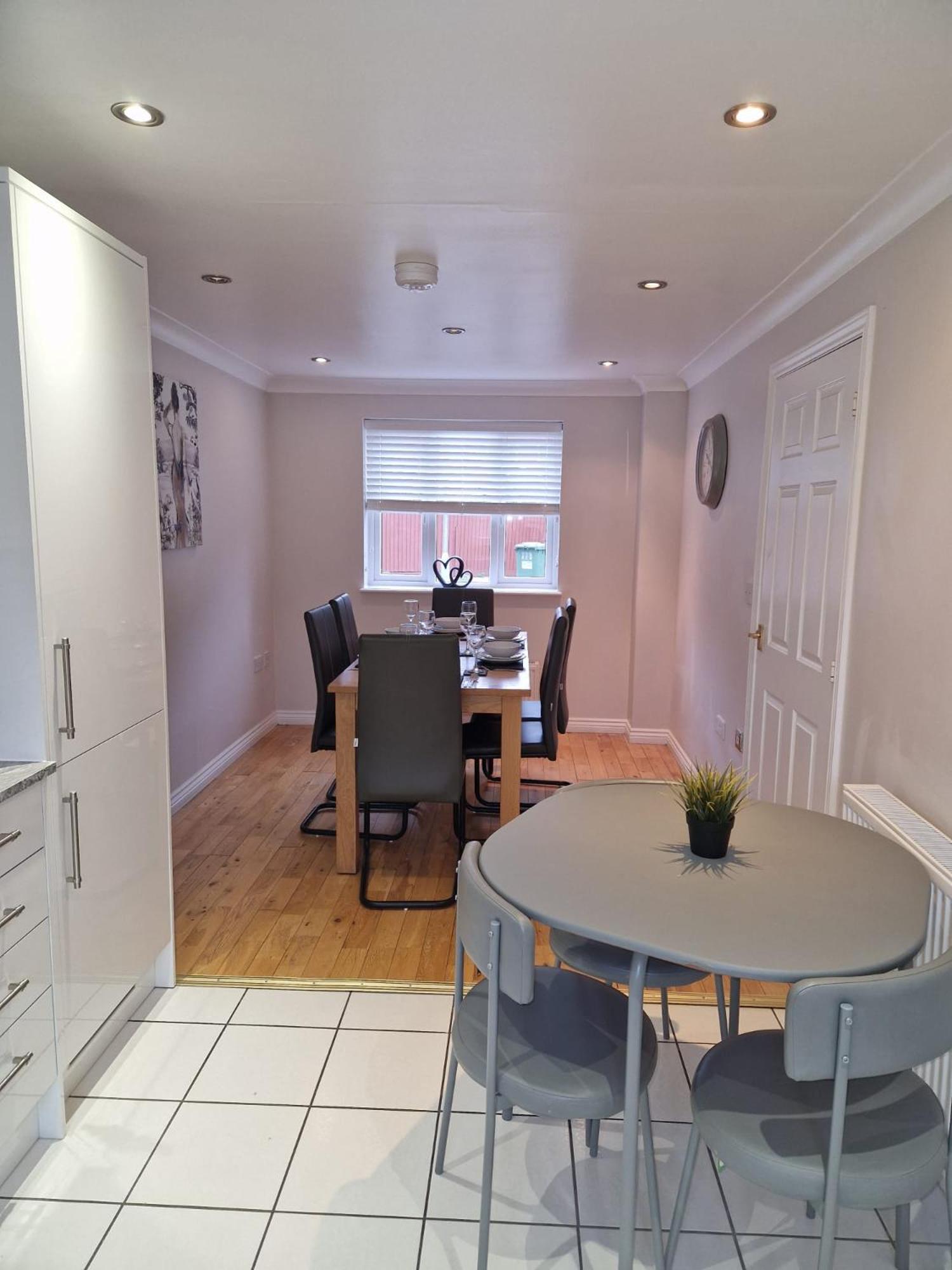 Hereford - Finch House - Modern 4 Bedroom House Located In South Hereford, Dog Friendly With Nearby Countryside, Pool Table, Sleeps Up To 10 Guests - Hosted By Rentmyhouse Exterior photo